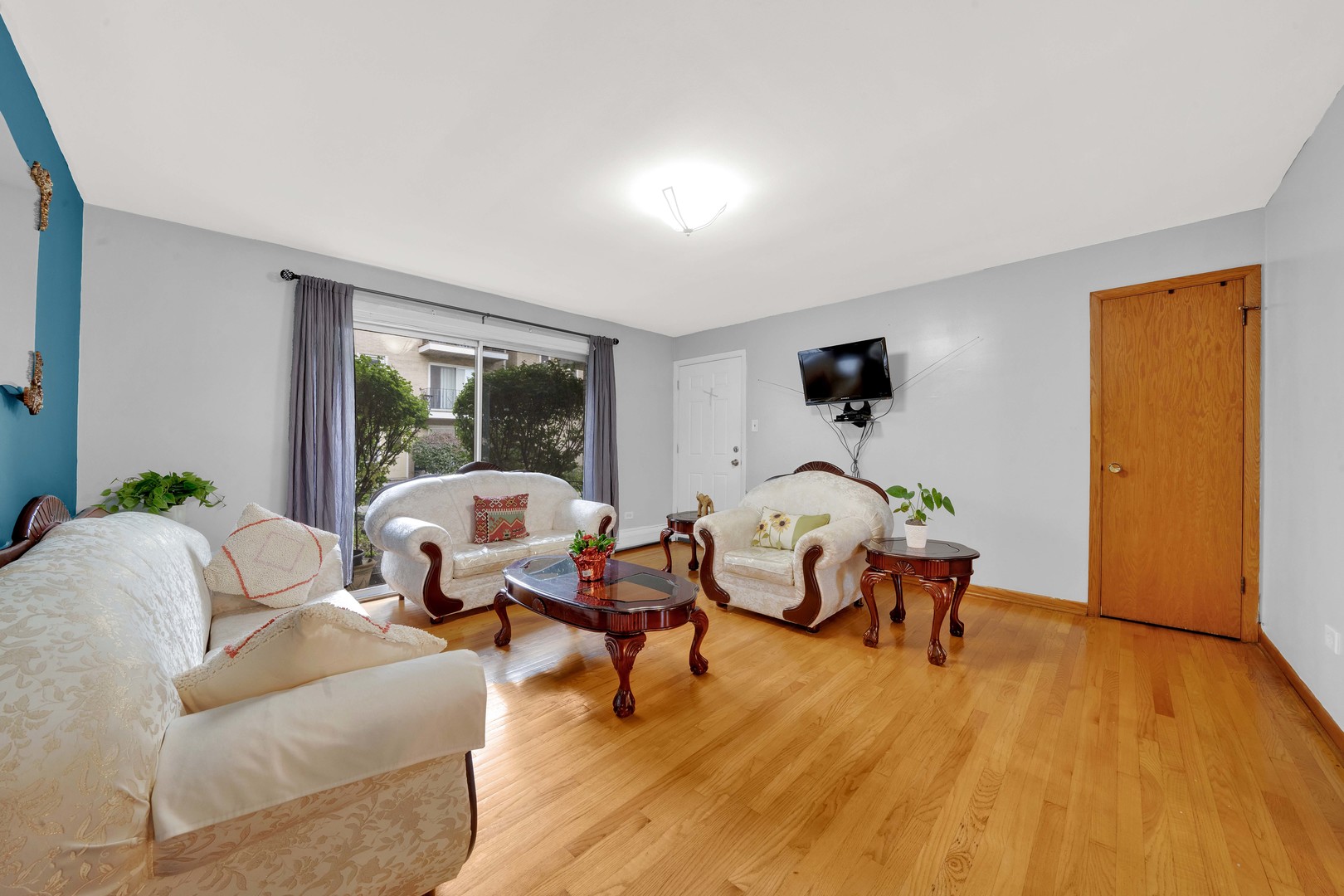 3847 West 47th Street, Unit 1E Chicago, IL 60632 - Photo 4 of 14 a living room with furniture and a table