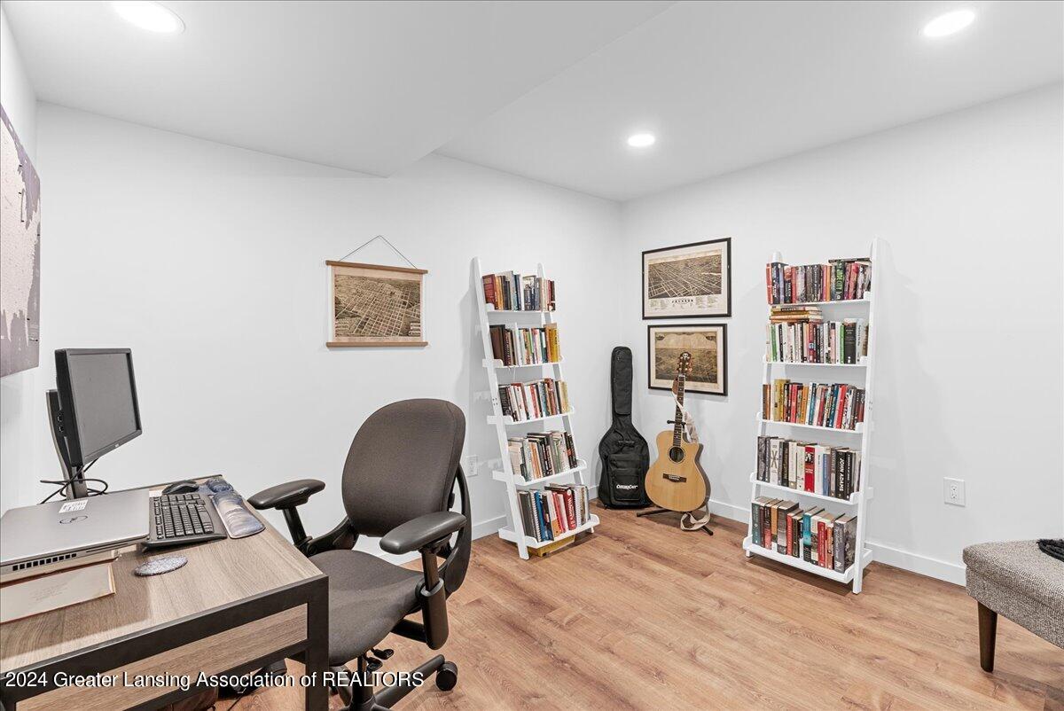 2251 Cumberland Road Lansing, MI 48906 - Photo 21 of 34 37-Media Jett - 37