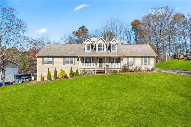 a view of a house with a yard