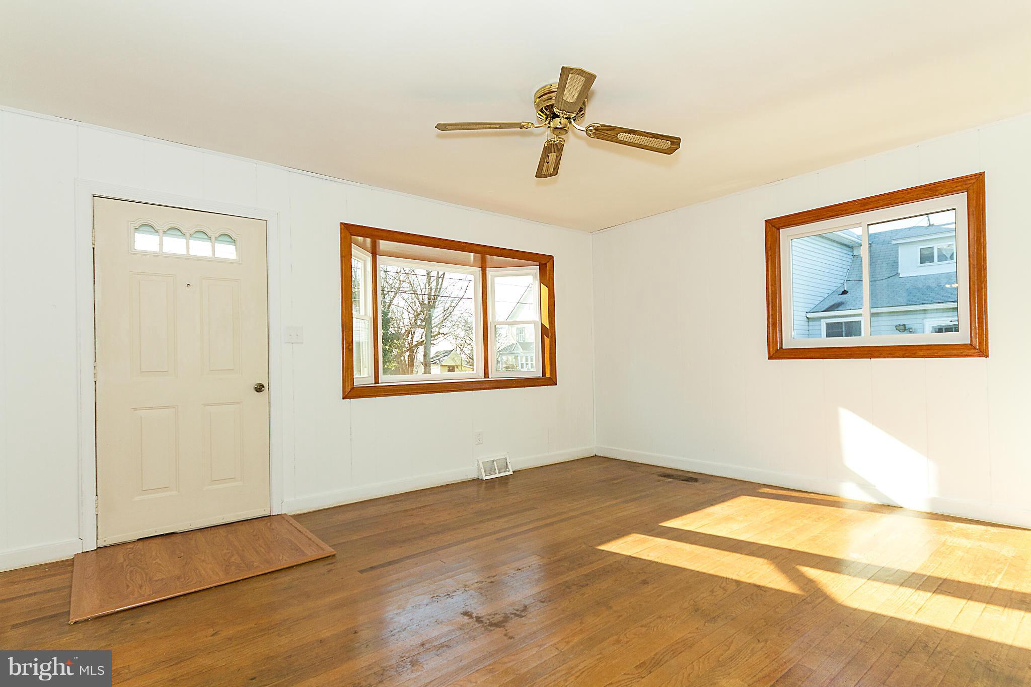 12522 Fingerboard Road Monrovia, MD 21770 - Photo 4 of 15 Living Room
