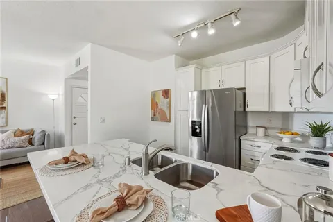 $425,000 | 2426 Pleasant Way, Unit E, Thousand Oaks, CA 91362