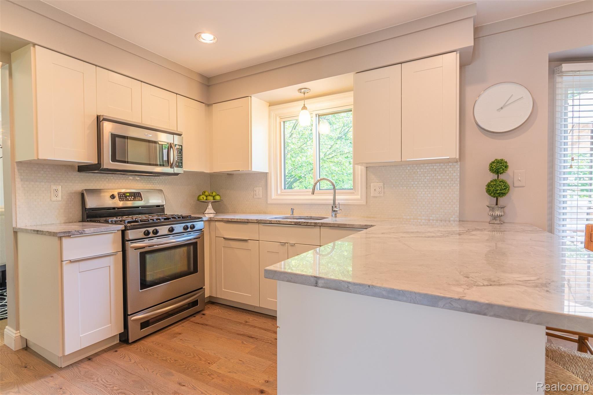 351 Silvervale Drive Rochester, MI 48309 - Photo 14 of 49 Updated Kitchen with snack bar, granite, stainless appliances, tiled backsplash