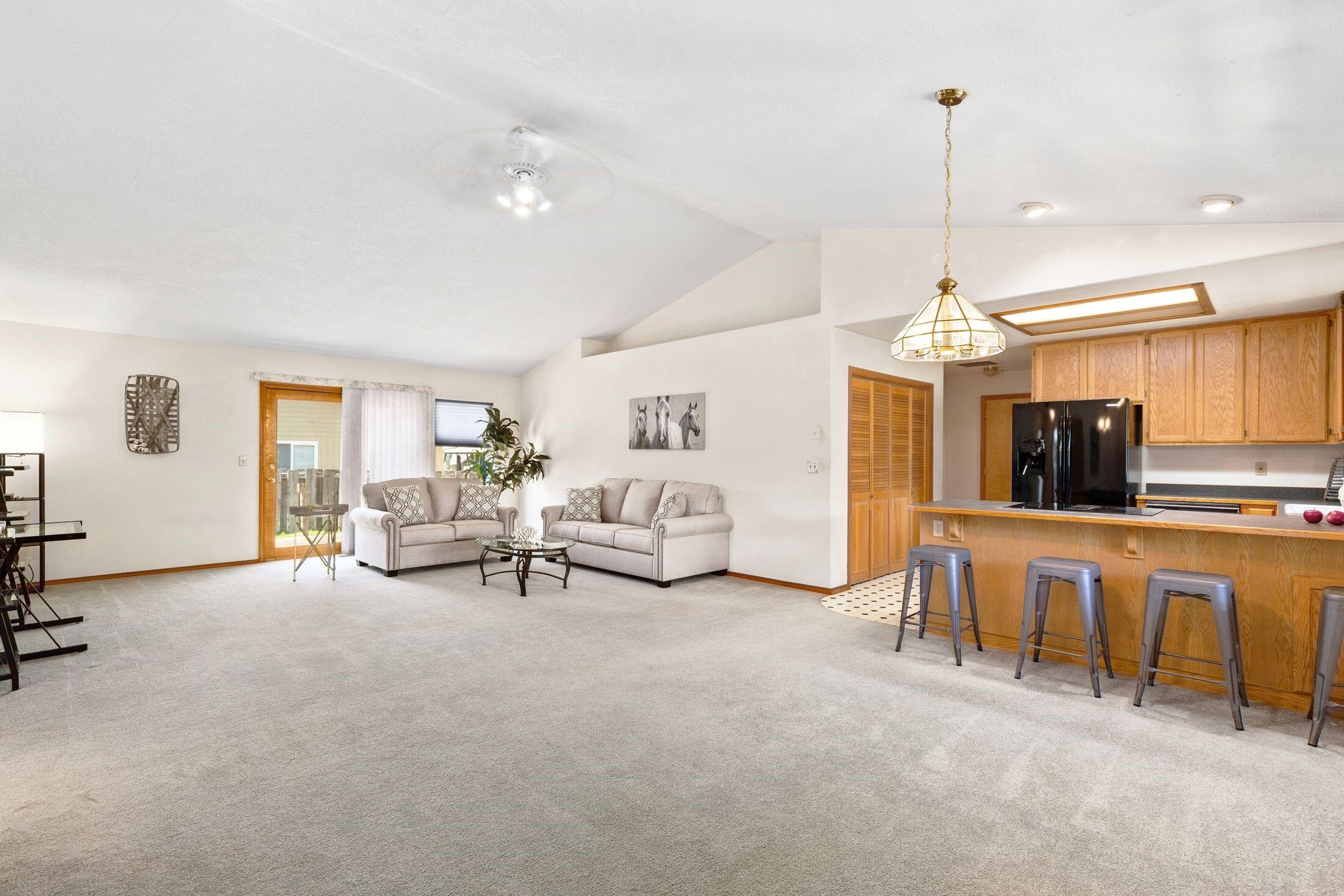 1404 Russell Road Merlin, OR 97532 - Photo 4 of 24 Living Area