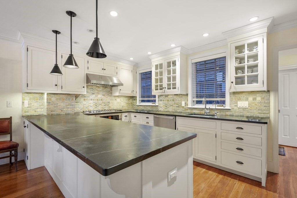 28 Irving Street Boston, MA 02114 - Photo 5 of 34