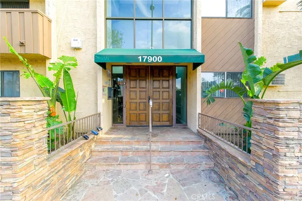 $2,100 | 17900 Sherman Way, Unit 118, Reseda, CA 91335