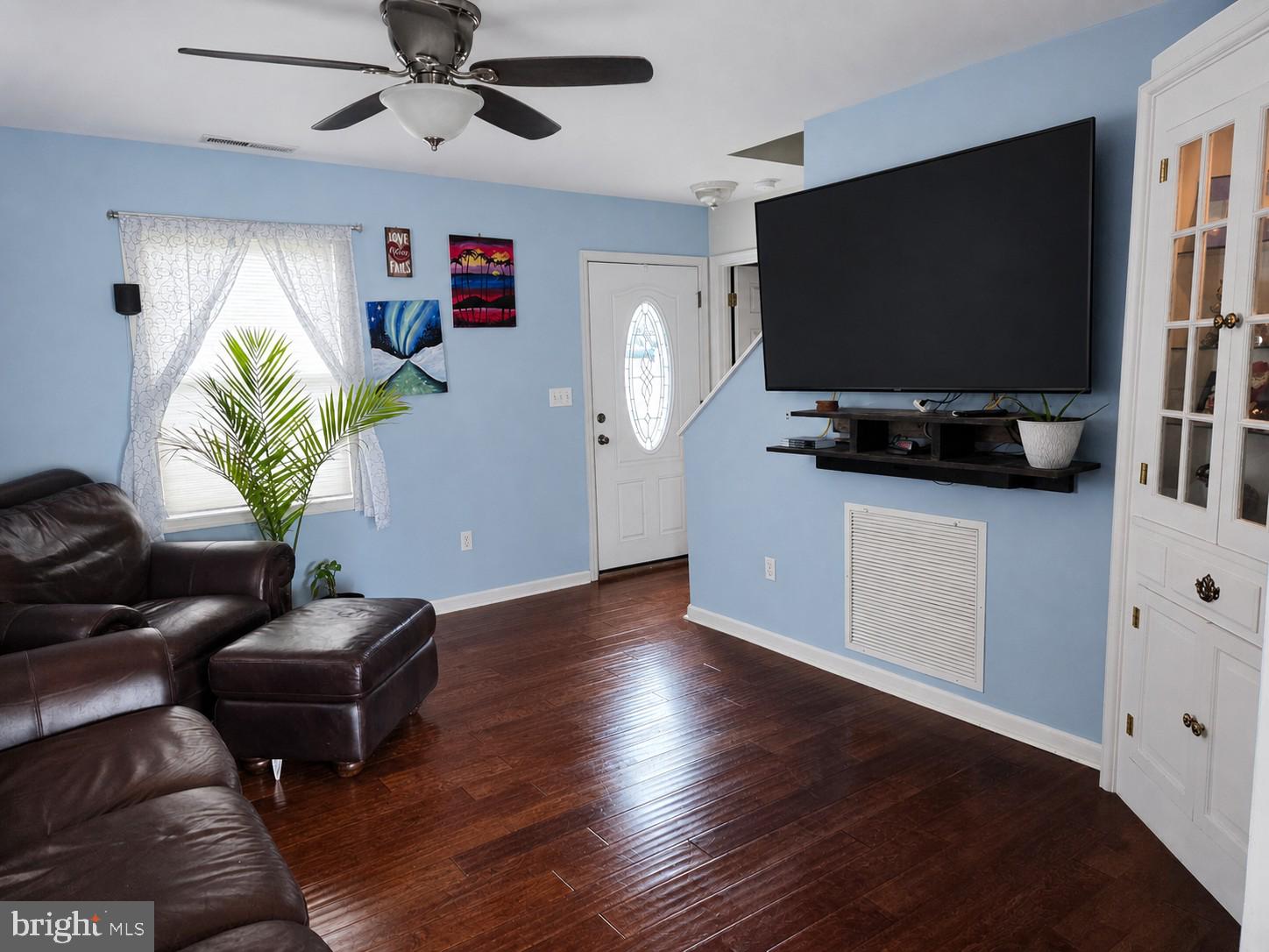134 Main Street Secretary, MD 21664 - Photo 17 of 39 Livingroom
