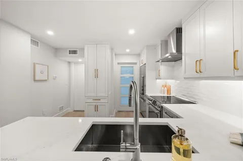 $599,000 | 1300 Gulf Shore Boulevard North, Unit 109, Naples, FL 34102