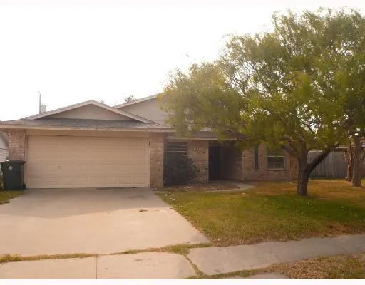 a view of a yard in front of a house
