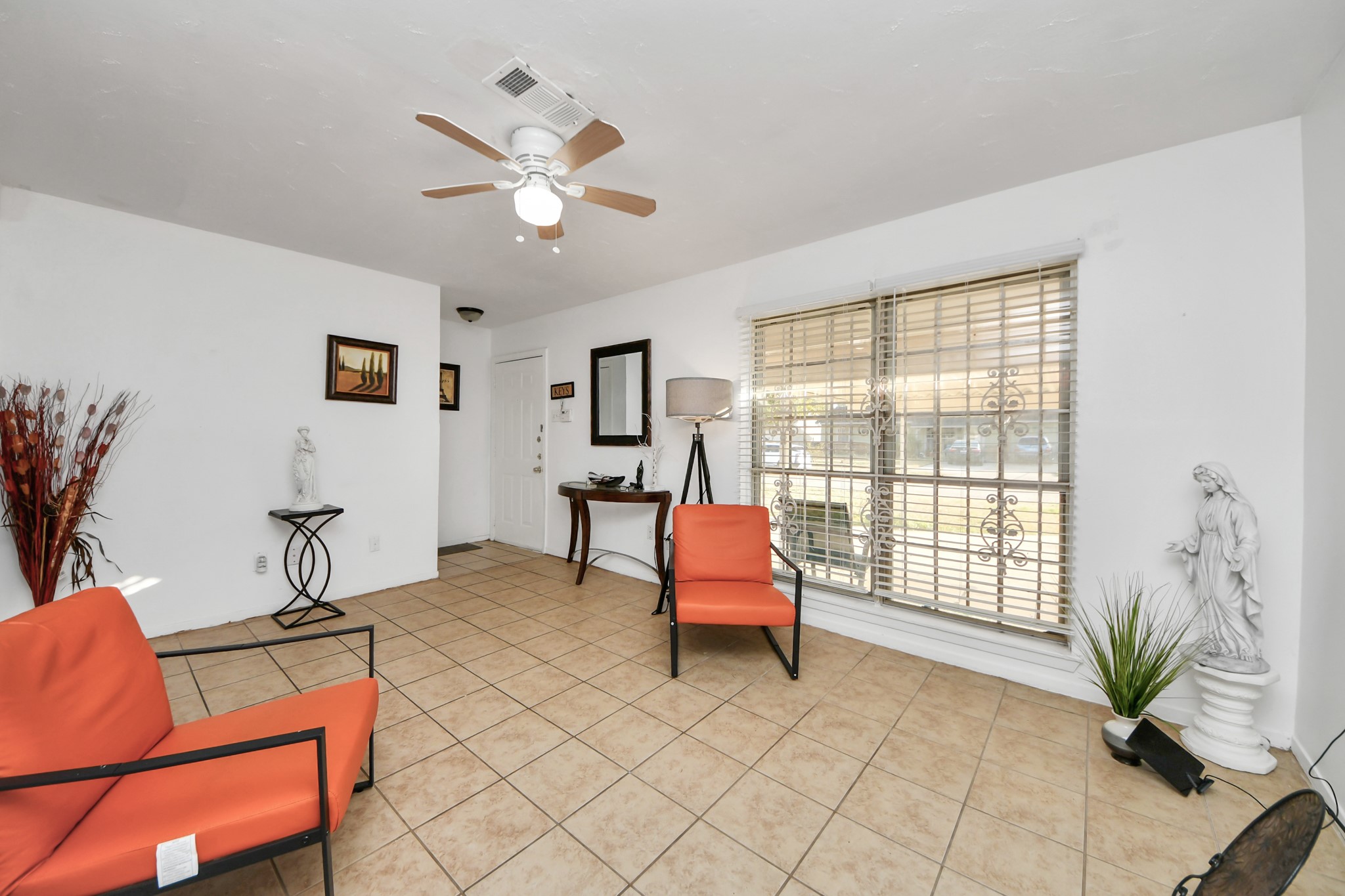 6319 Guadalupe Street Houston, TX 77016 - Photo 11 of 32 a living room with furniture and a window