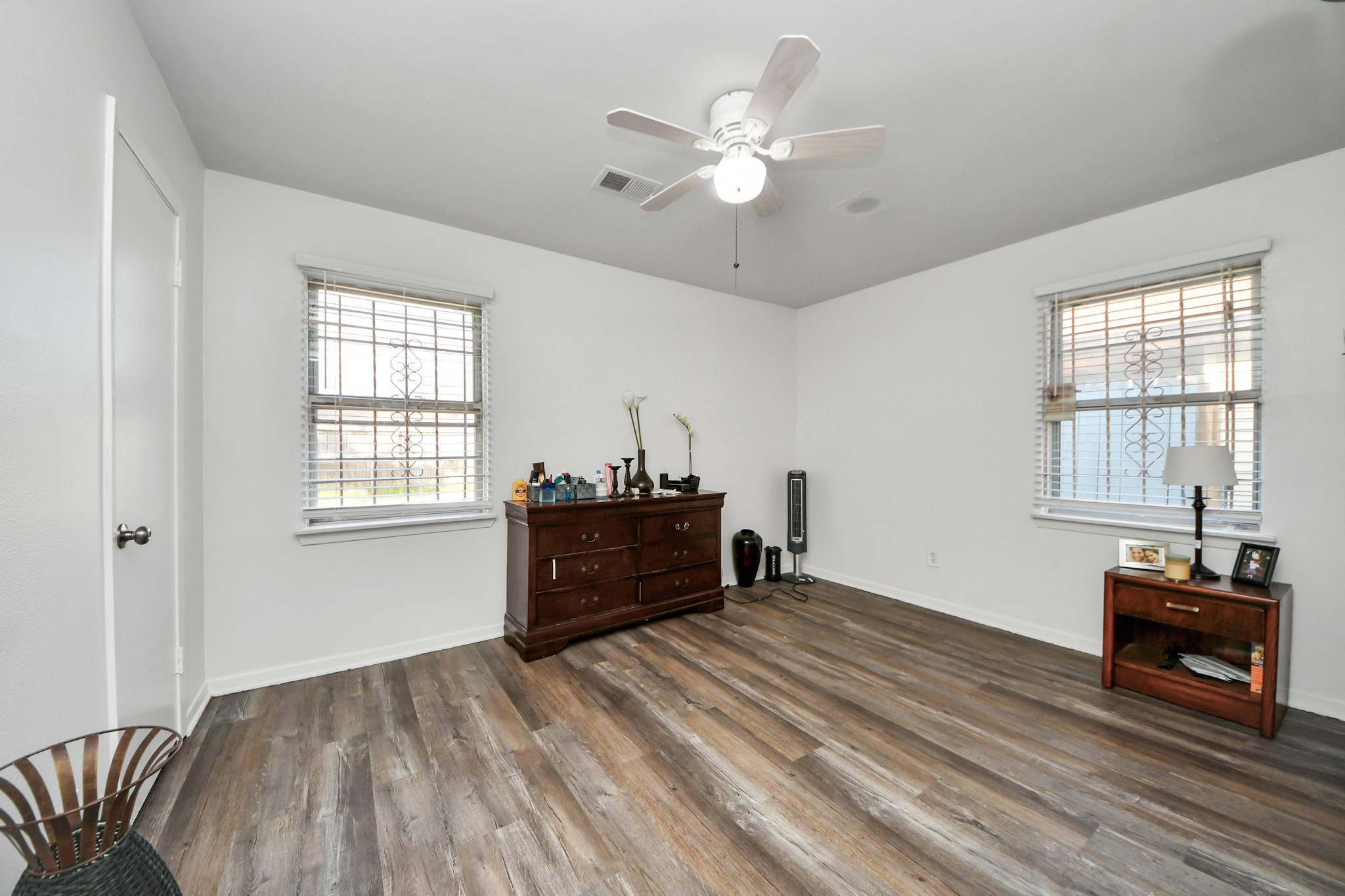 6319 Guadalupe Street Houston, TX 77016 - Photo 20 of 32 wooden floor and chandelier in a room