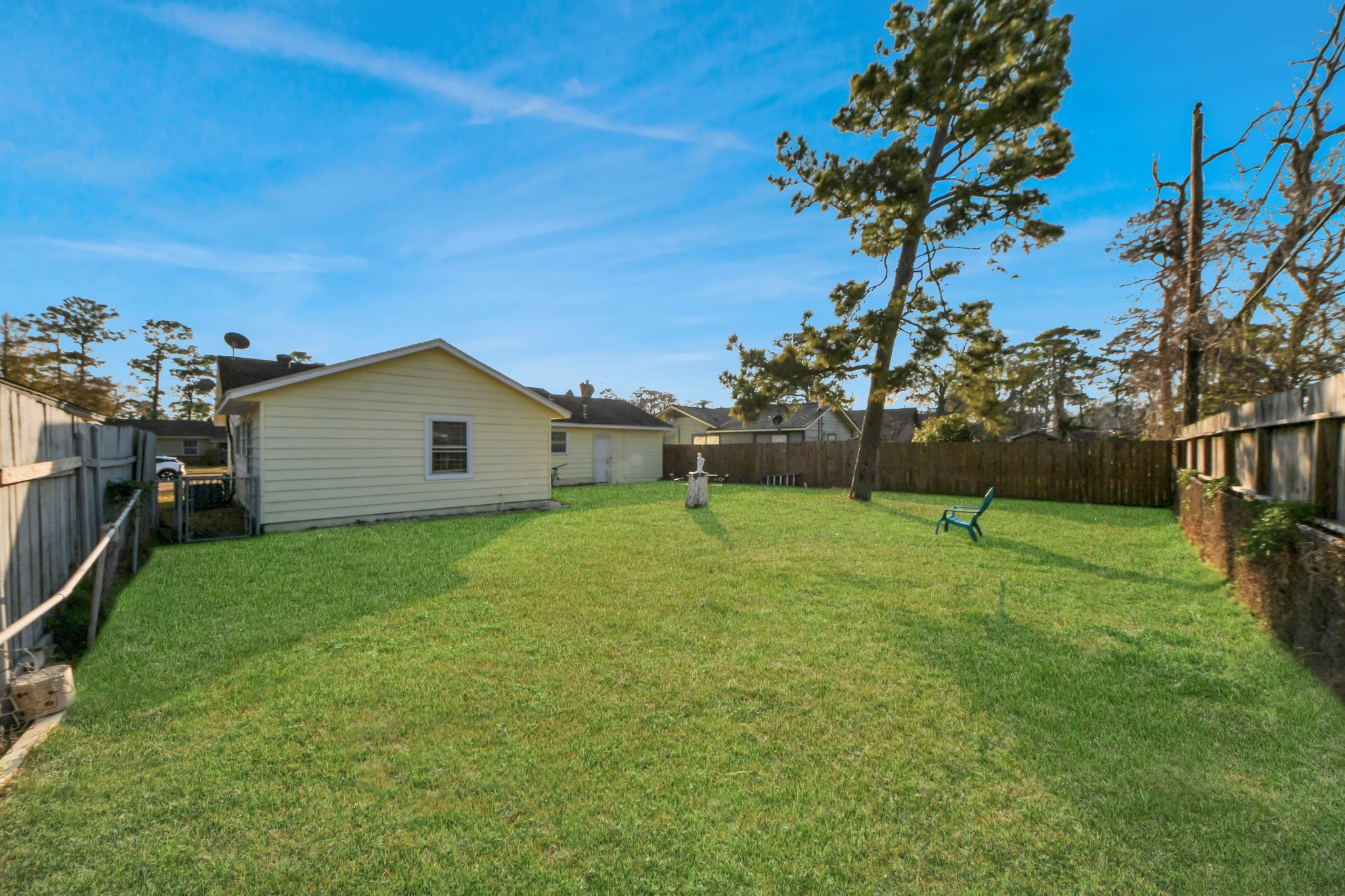 6319 Guadalupe Street Houston, TX 77016 - Photo 2 of 32 a view of a backyard with a garden