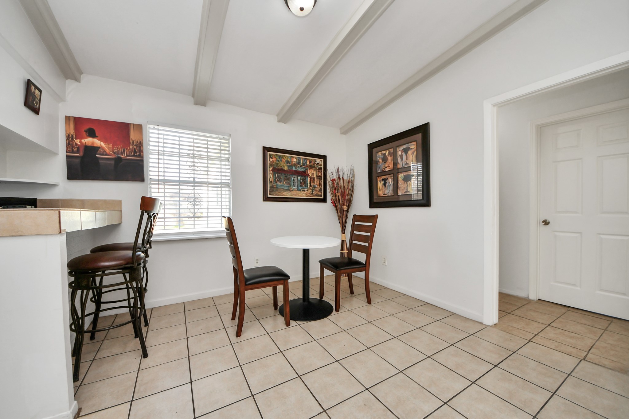 6319 Guadalupe Street Houston, TX 77016 - Photo 25 of 32 a dining room with furniture and window