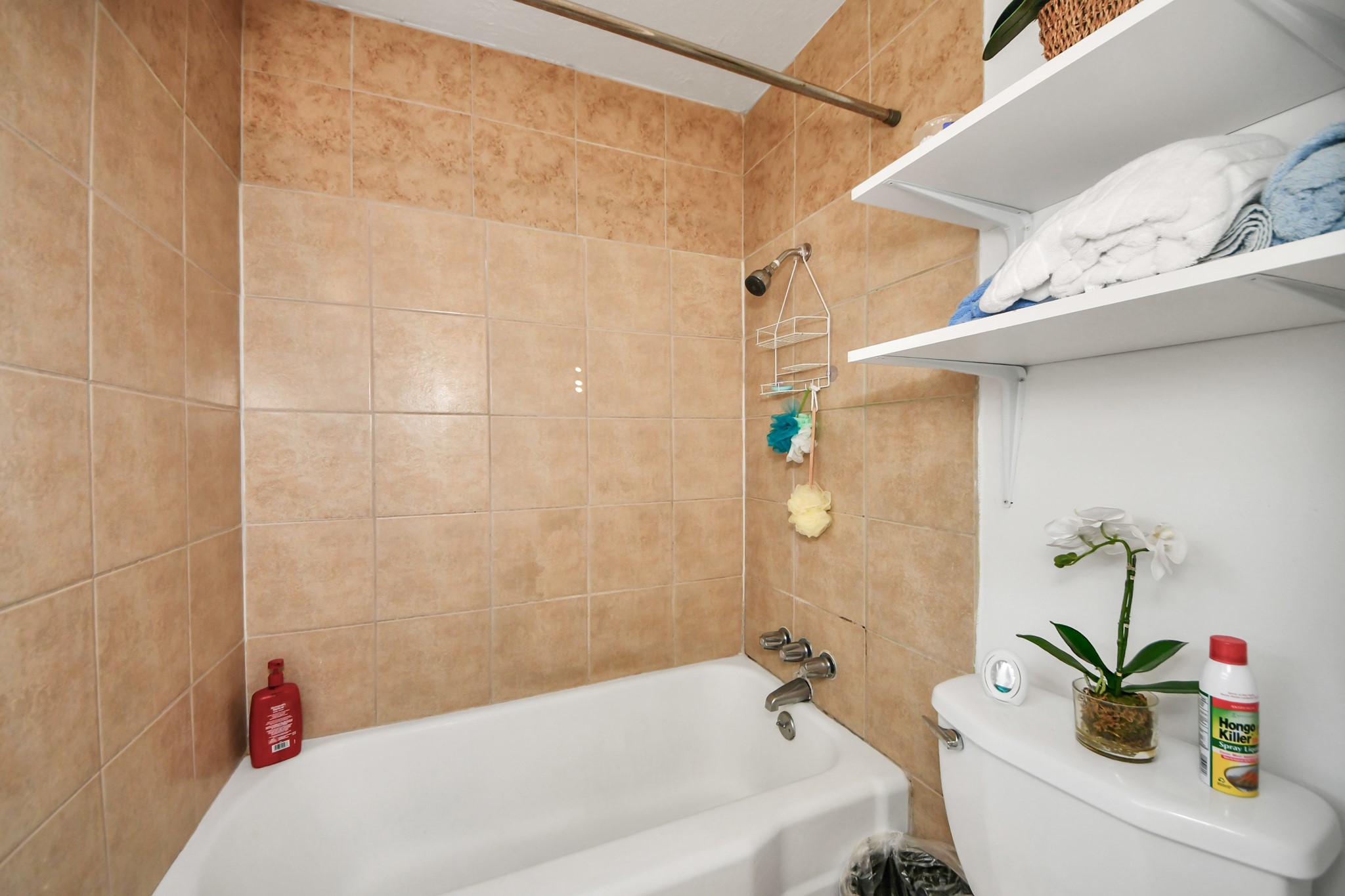 6319 Guadalupe Street Houston, TX 77016 - Photo 26 of 32 a bathroom with a sink and a bathtub