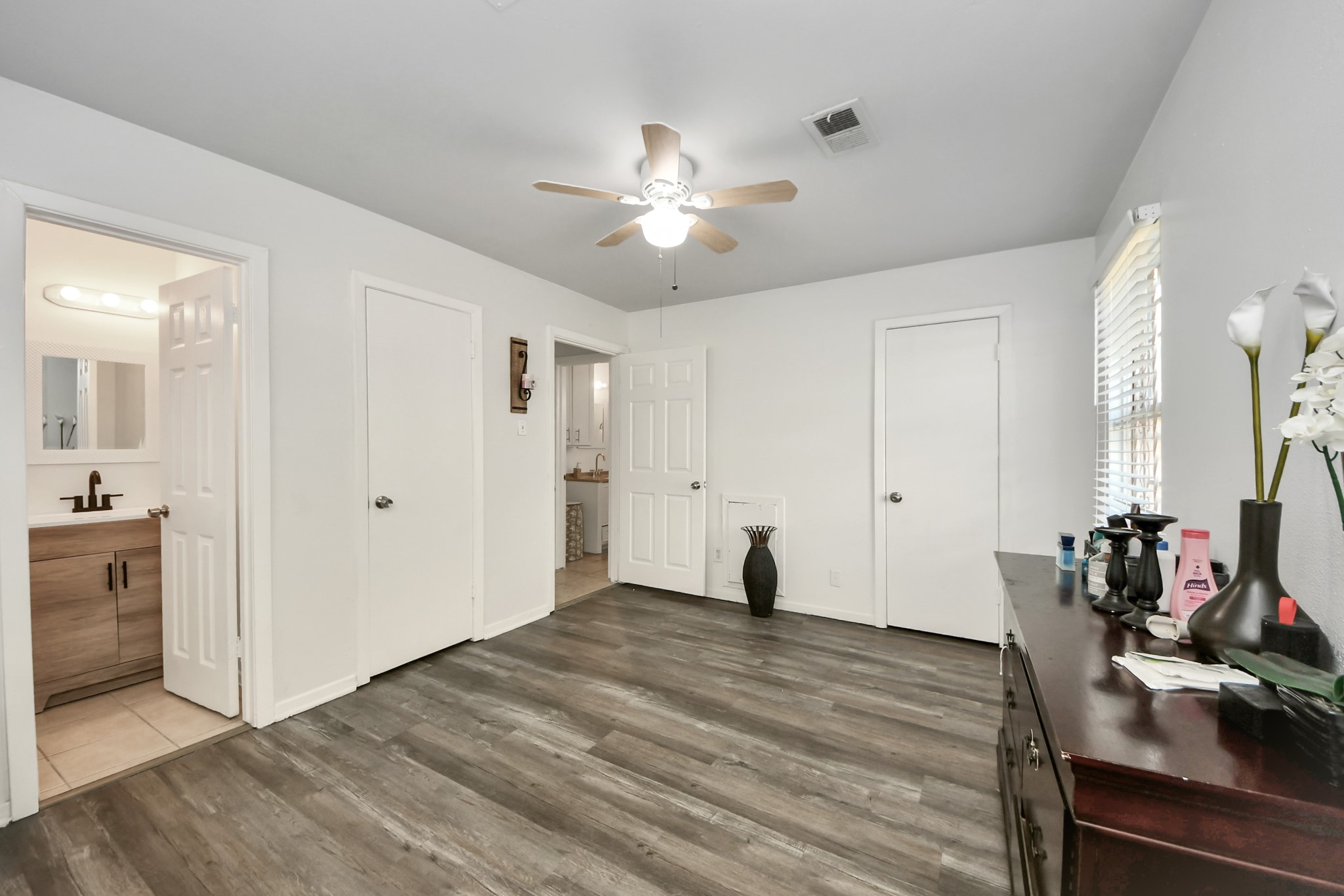 6319 Guadalupe Street Houston, TX 77016 - Photo 28 of 32 a view of a livingroom with wooden floor