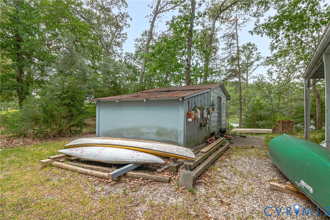 142 Bridge Lane Reedville, VA 22539 - Photo 36 of 56 a backyard of a house with a table and chairs