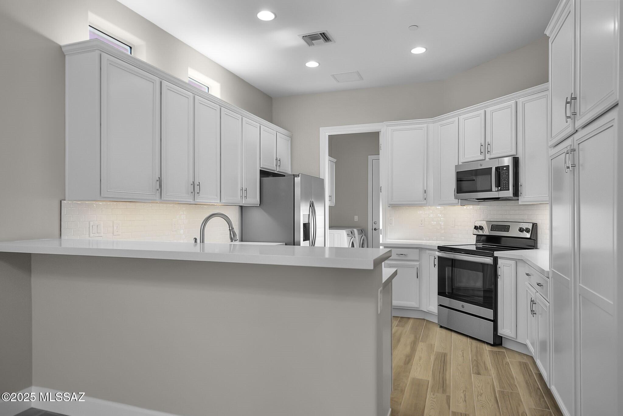 2171 Embarcadero Way Tubac, AZ 85646 - Photo 7 of 37 Kitchen w SS Appliances