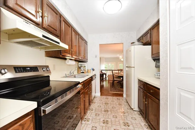 $899,000 | 10 Southgate Circle, Massapequa Park, NY 11762