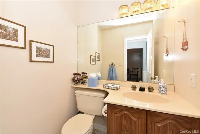 $899,000 | 10 Southgate Circle, Massapequa Park, NY 11762