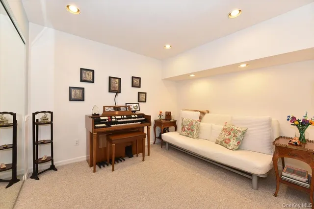 $899,000 | 10 Southgate Circle, Massapequa Park, NY 11762