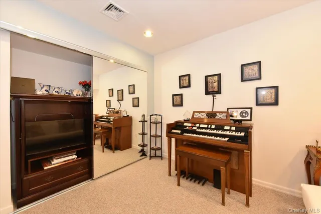 $899,000 | 10 Southgate Circle, Massapequa Park, NY 11762