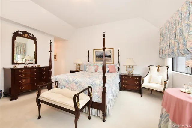 $899,000 | 10 Southgate Circle, Massapequa Park, NY 11762