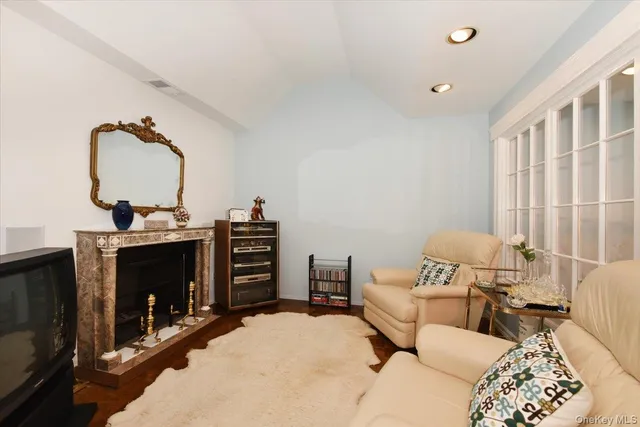 $899,000 | 10 Southgate Circle, Massapequa Park, NY 11762