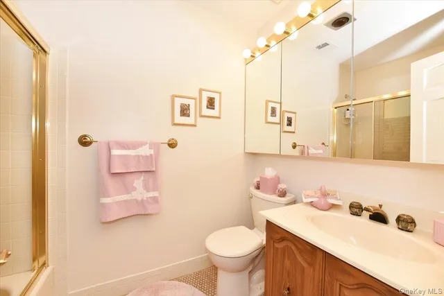 $899,000 | 10 Southgate Circle, Massapequa Park, NY 11762