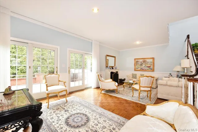 $899,000 | 10 Southgate Circle, Massapequa Park, NY 11762