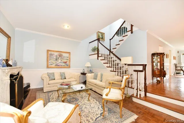 $899,000 | 10 Southgate Circle, Massapequa Park, NY 11762