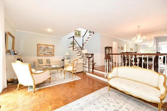 $899,000 | 10 Southgate Circle, Massapequa Park, NY 11762