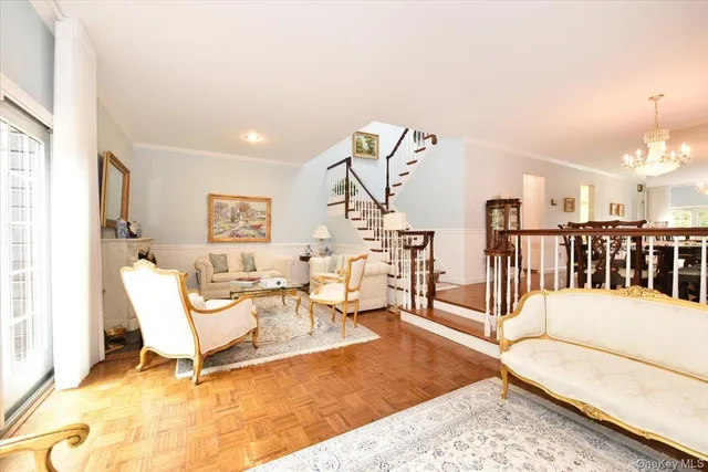 $899,000 | 10 Southgate Circle, Massapequa Park, NY 11762