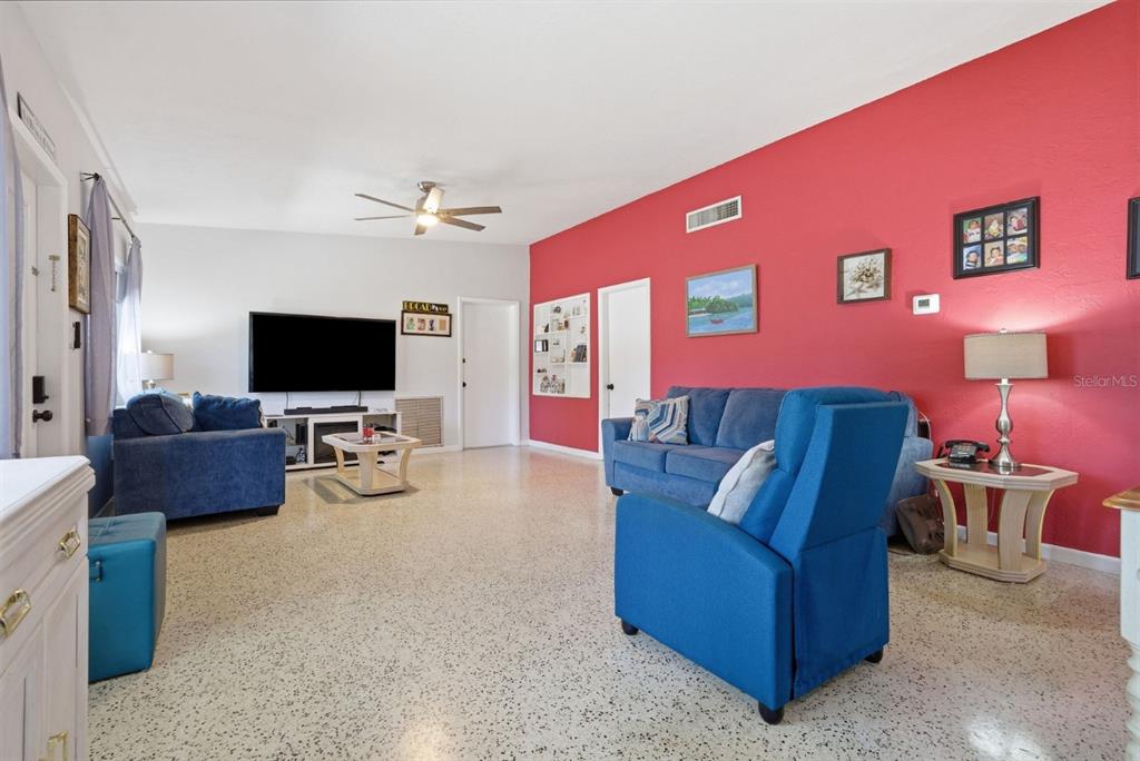 5126 104th Street North St. Petersburg, FL 33708 - Photo 5 of 37