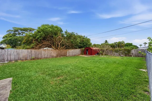 $2,000 | 3847 Roan Court East, West Palm Beach, FL 33403