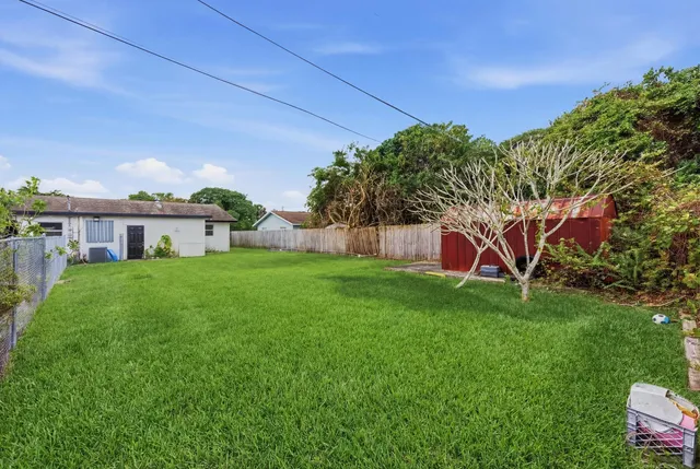 $2,000 | 3847 Roan Court East, West Palm Beach, FL 33403