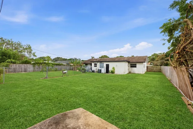 $2,000 | 3847 Roan Court East, West Palm Beach, FL 33403