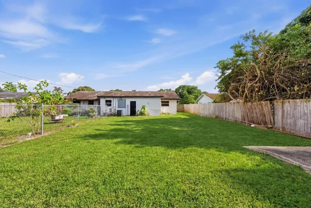 $2,000 | 3847 Roan Court East, West Palm Beach, FL 33403