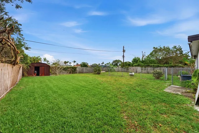 $2,000 | 3847 Roan Court East, West Palm Beach, FL 33403