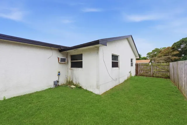 $2,000 | 3847 Roan Court East, West Palm Beach, FL 33403