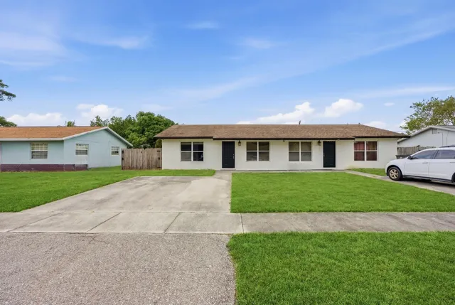 $2,000 | 3847 Roan Court East, West Palm Beach, FL 33403