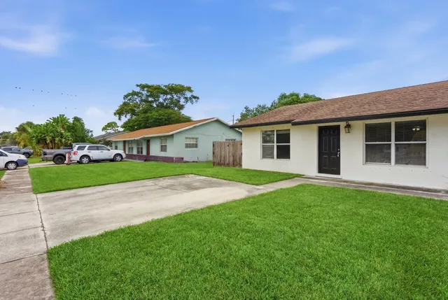 $2,000 | 3847 Roan Court East, West Palm Beach, FL 33403