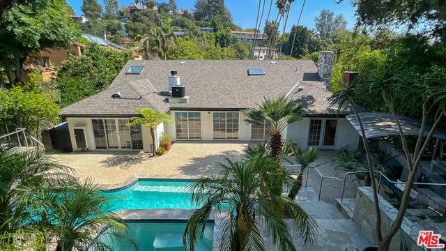 a view of a backyard