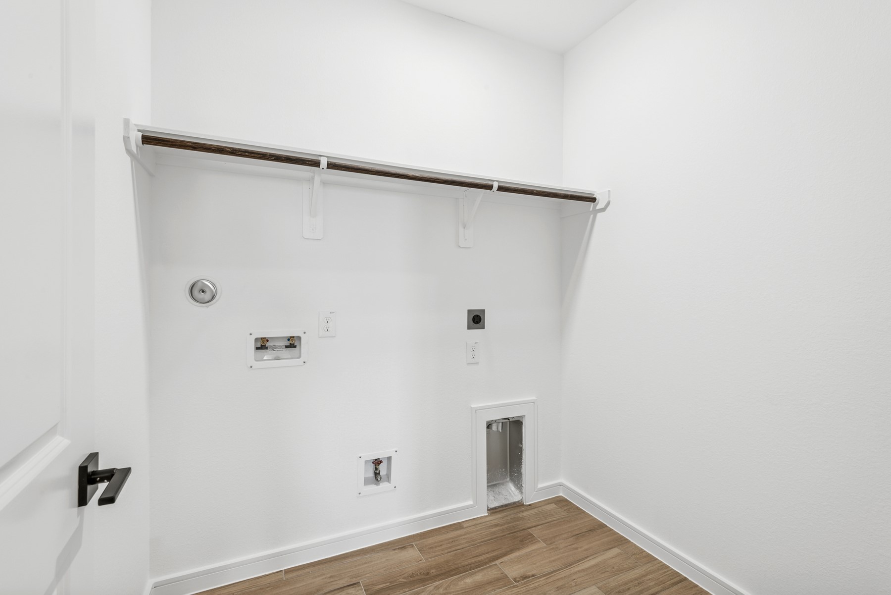 502 Samuel Rdg Drive Dayton, TX 77535 - Photo 15 of 33 Laundry room (*Photo not of actual home and used for illustration purposes only.)