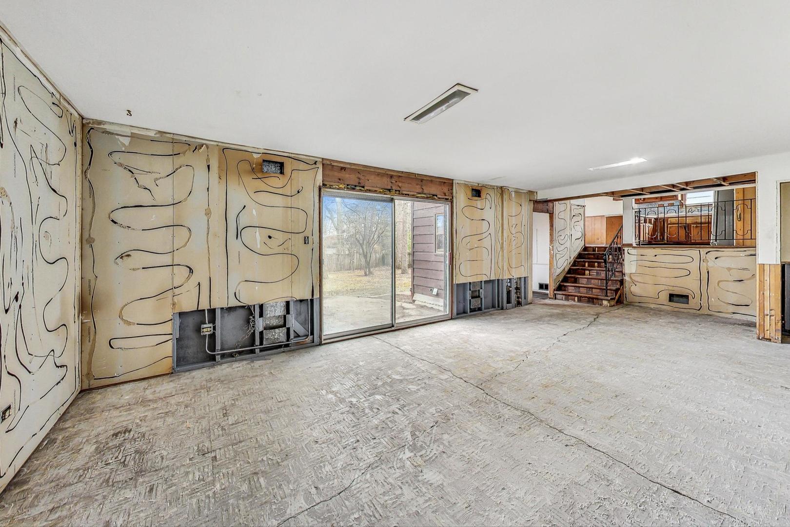 771 Ridge Road Highland Park, IL 60035 - Photo 21 of 54 a view of furniture and garage with window