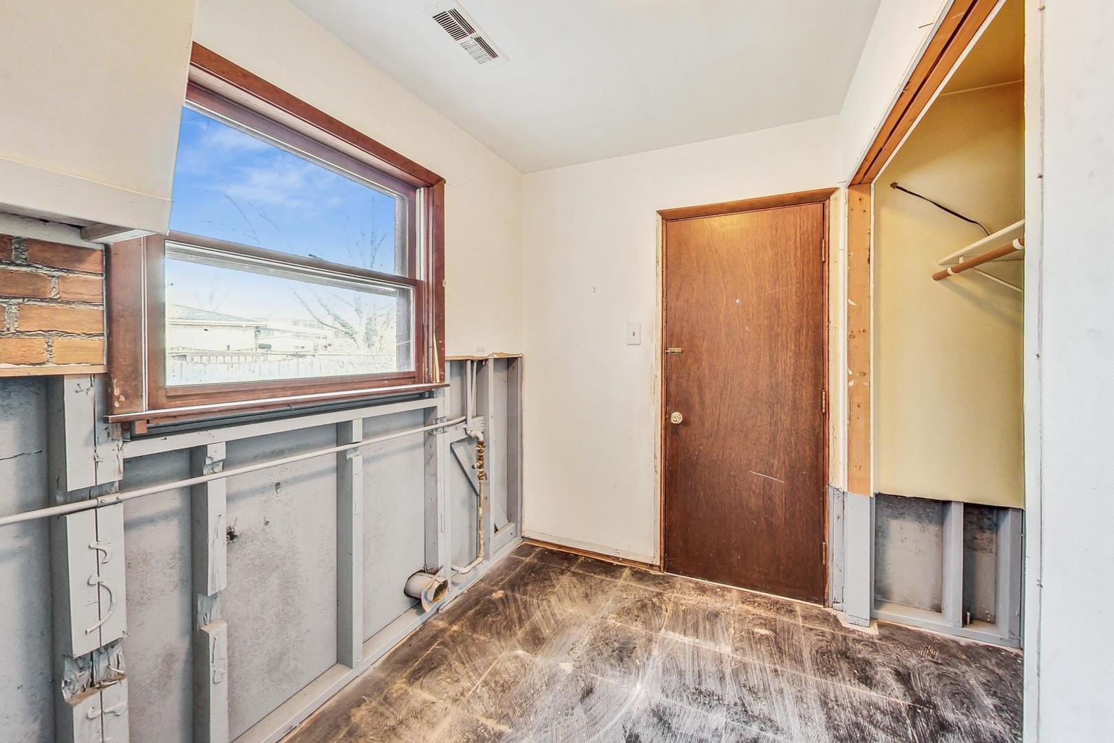 771 Ridge Road Highland Park, IL 60035 - Photo 22 of 54 a view of an empty room with a window