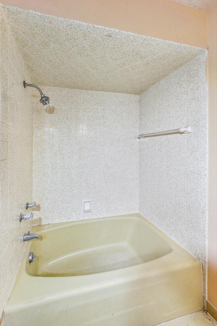 771 Ridge Road Highland Park, IL 60035 - Photo 38 of 54 a bathroom with a bathtub
