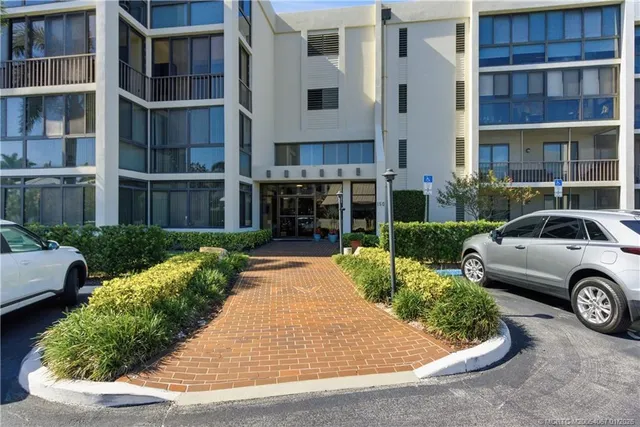 $495,000 | 150 Southeast Four Winds Drive, Unit B208, Stuart, FL 34996