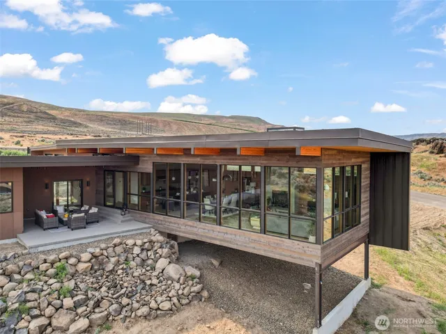 $1,860,000 | 671 Ravens Home Lane, Malaga, WA 98828