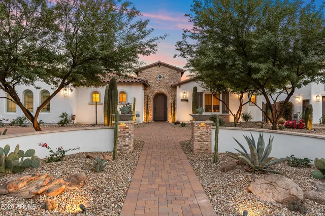 a black and white photo of a white and white wall