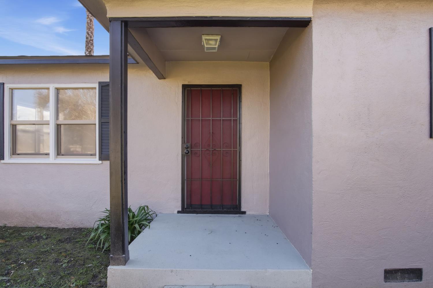 816 Dawn Drive Modesto, CA 95350 - Photo 4 of 22 a front view of a house with a yard