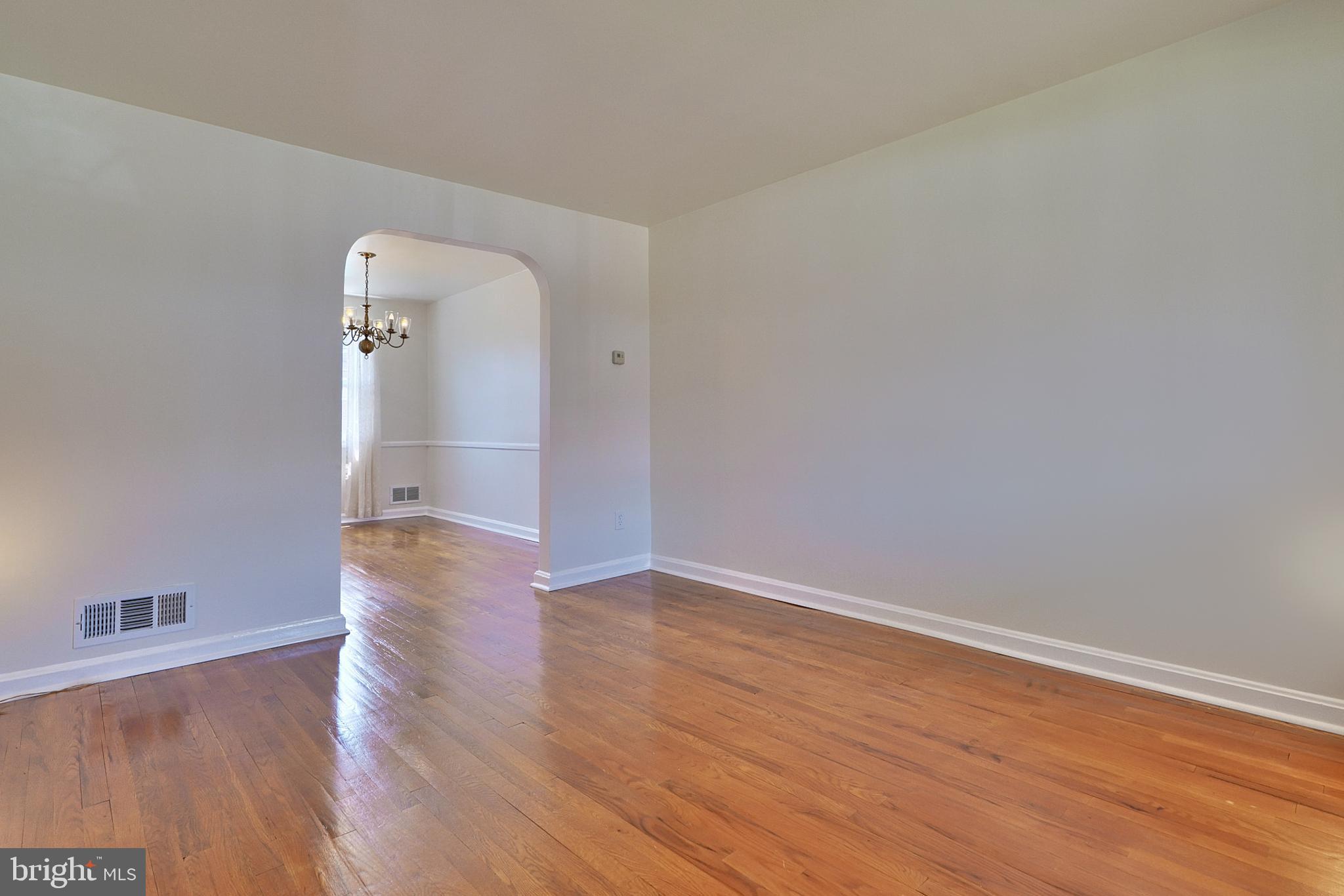 7731 Wynbrook Road Baltimore, MD 21224 - Photo 4 of 26 Living room